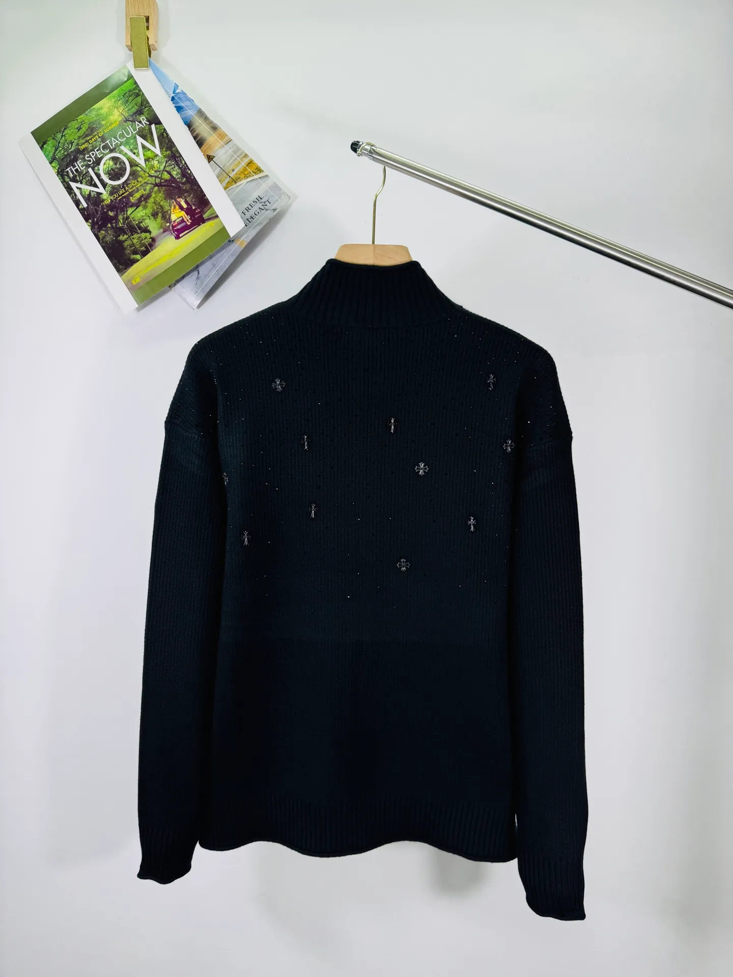 P360 top version 🐮 Real shot without P, different from market products】 Chrome Hearts ❄️2025 new classic starry sky couple style zipper knitted sweater 🔥High version🔥High version🔥 The fabric is made of 32-count cotton yarn blended material, which is skin-friendly and does not stick to the body, does not cause pilling, feels very soft, super comfortable, fashionable and individual, super versatile and good-looking knitted sweater, very suitable for both men and women, a must-have for everyone. Packaging Hang tag collar label washed wheat complete👍 Style number: 1101 Color: black Code number: s-xl